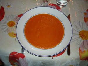 Soupe à la tomate, aux oignons et aux pommes de terre Soupe à la tomate, aux oignons et aux pommes de terre